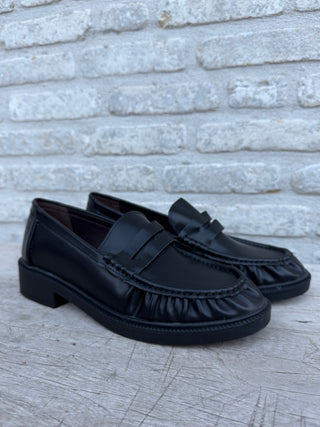 Classic Loafers / Black