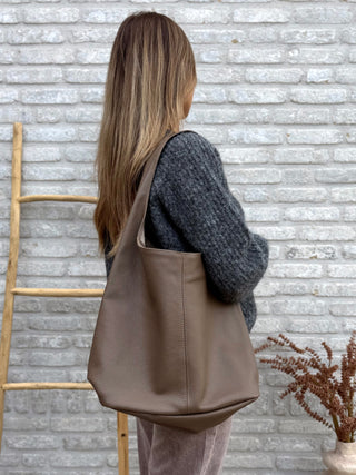 Longline Leather Shoulder Bag / Taupe