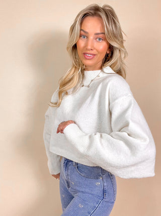 Round Neck Cropped Knitted Sweater / White